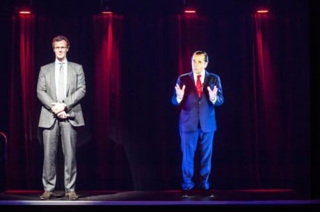 Innovative Telekonferenzen: NH-Konzernchef Federico Gonzalez Tejera (rechts als Hologramm) testet die Zukunftstechnologie; links ein NH-Pressesprecher (Foto: NH Hotels)