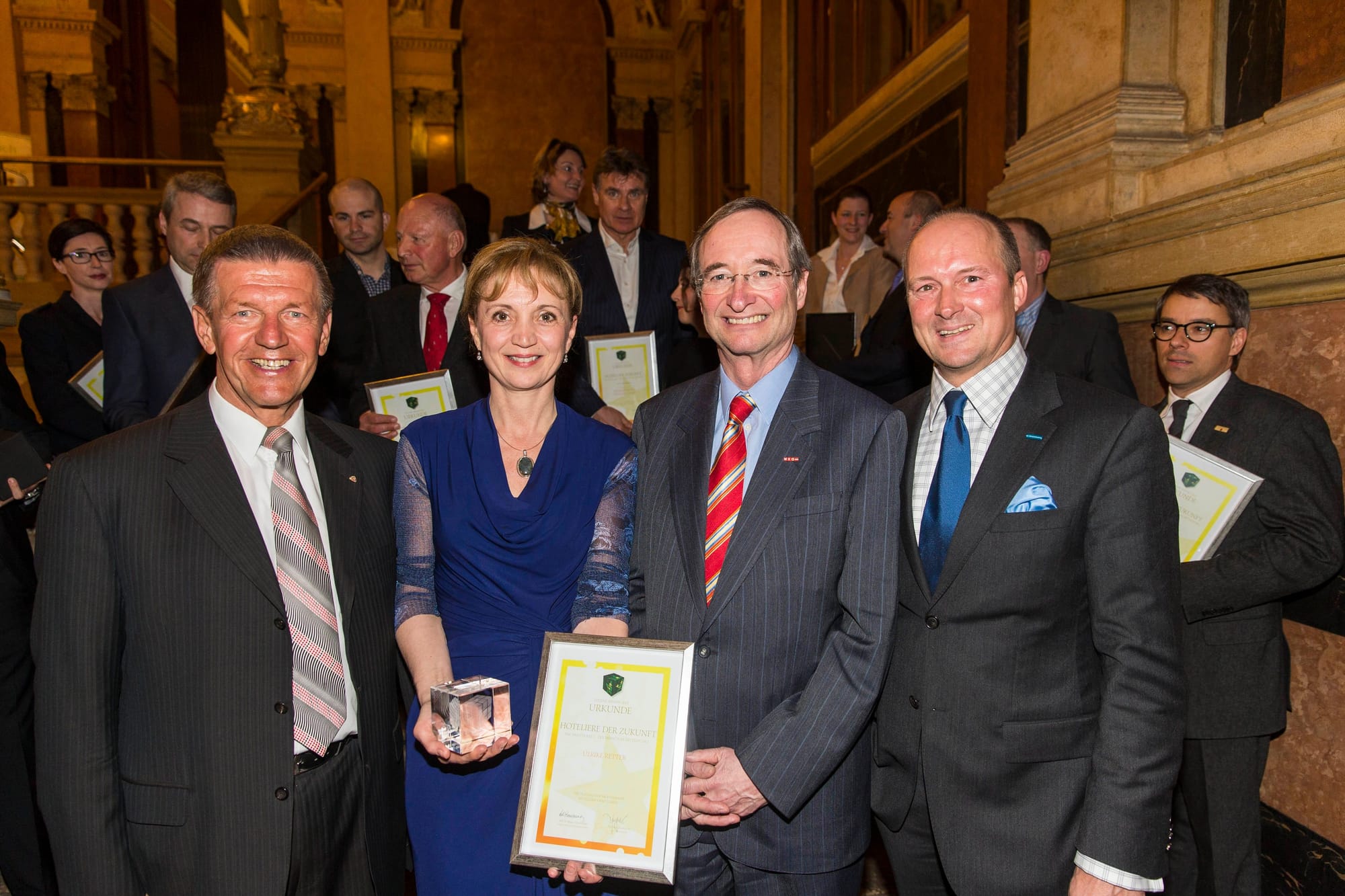ÖGZ Sterne Award in den Wiener Börsensälen: (von links) KR Dr. Klaus Ennemoser/Bundes-Obmann des Fachverbandes Hotellerie, 'Hotelière der Zukunft 2013' Ulrike Retter, WKO-Chef Dr. Christoph Leitl, Thomas Zembacher/GF Österreichischer Wirtschaftsverlag