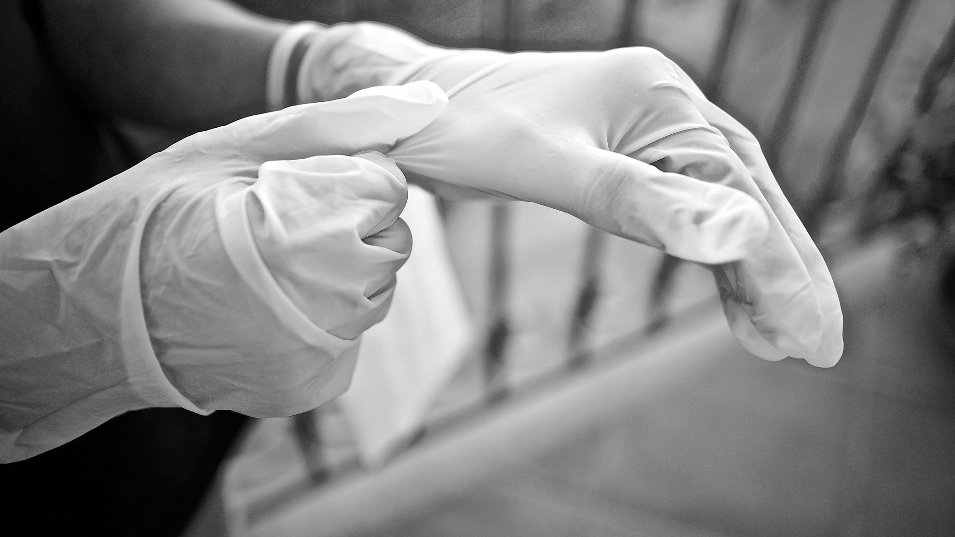 gloves_sweetlouise_pixabay