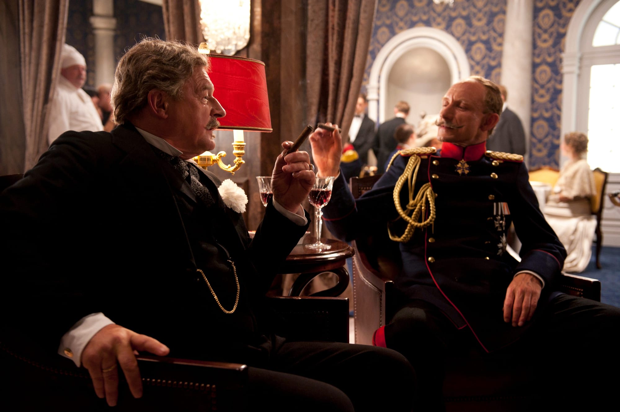 Lorenz Adlon (Burghart Klaußner, l.) mit Kaiser Wilhelm II (Michael Schenk, r.) im Gespräch (Foto: ZDF/Stephanie Kulbach)