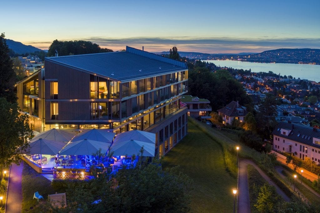 Premiere: Im Hotel Belvoir Rüschlikon schliesst der erste Hotel-Kommunikationsfachmann EFZ seine Lehre ab.