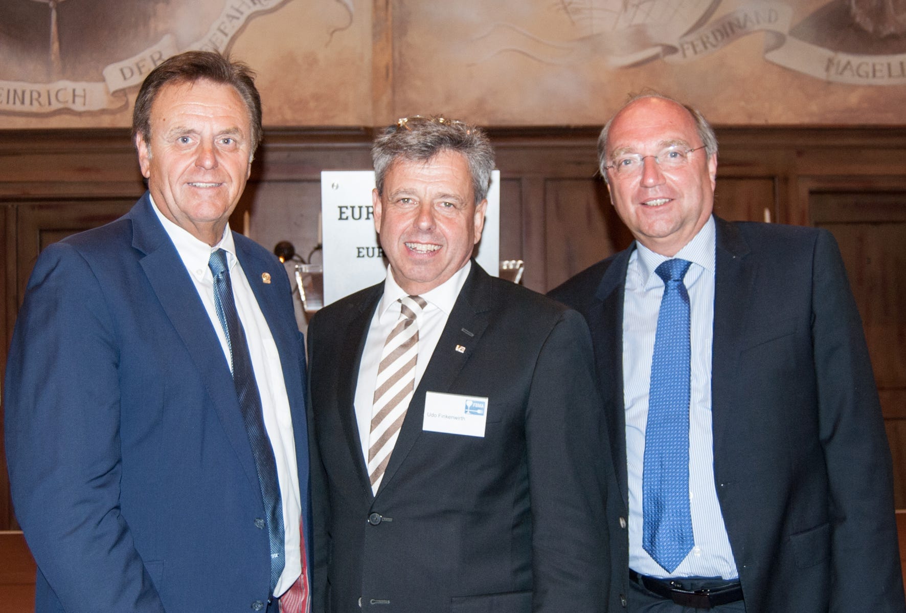 Verdiente Ehrung für Roland Mack: Der chef des Europa Park Rust wurde nun mit der Brillat-Savarin-Plakette ausgezeichnet - Mit: FBMA-Präsident Udo Finkenwirth und Keynote Speaker Prof. Klaus-Dieter Borchardt von der EU-Kommission