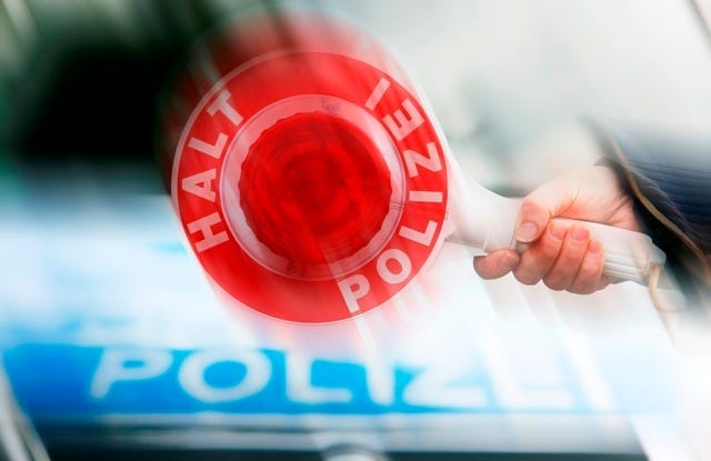 Polizei - Halt - Kelle