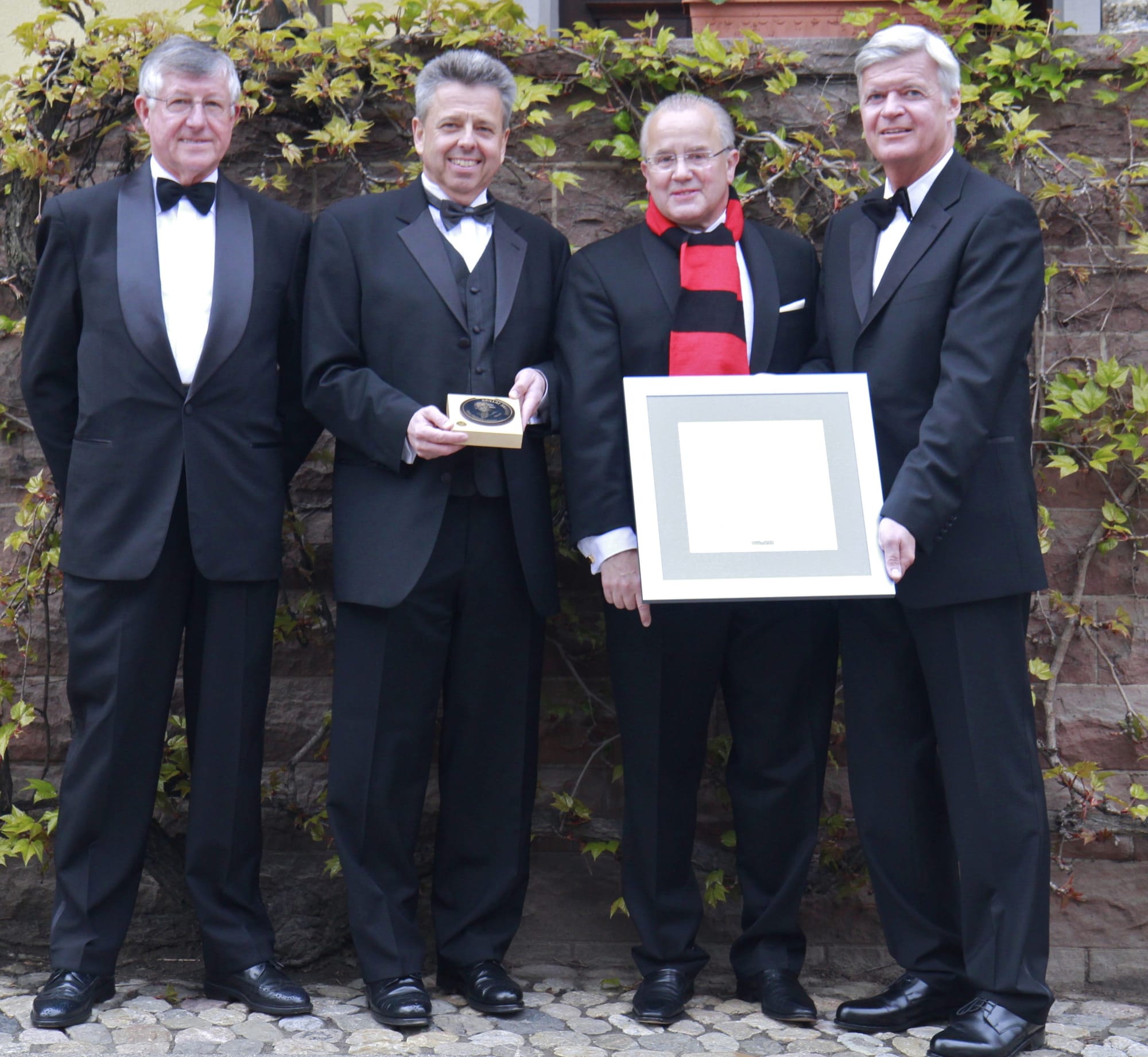 Mit der 57. Brillat Savarin-Plakette wurde der Winzer, Gastronom und Präsident des Fußballbundesligisten SC Freiburg, Fritz Keller, für seine Verdienste um die Gast- und Tafelkultur am 16. April 2012 auf dem Weingut Franz Keller Schwarzer Adler in Vogtsburg-Oberbergen von der Stiftung der Food + Beverage Management Association ausgezeichnet. Von links: Hubert Möstl, Sprecher des Brillat Savarin-Kuratoriums, FBMA-Präsident Udo Finkenwirth, Preisträger Fritz Keller, Michael Bläser, FBMA-Stiftungsratsvorsitzender.