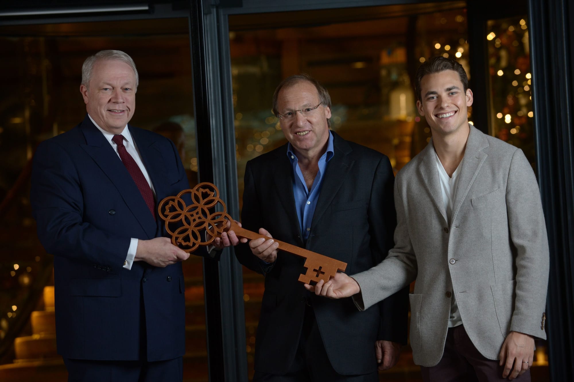 Offizielle Schlüsselübergabe an den Managing Director des The Alpina Gstaad: (Von links) Niklaus Leuenberger, Managing Director The Alpina Gstaad; Marcel Bach, Eigentümer The Alpina Gstaad; Nachson Mimran, President Mimran Group Europe.