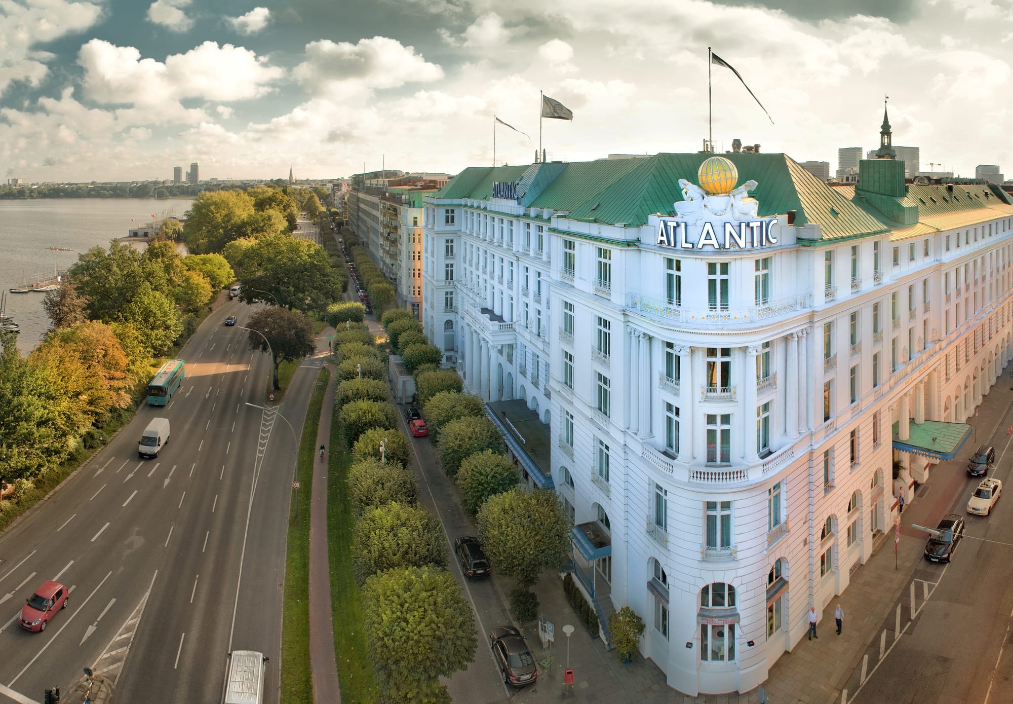 Hotel Atlantic Kempinski Hamburg - die weiße Dame an der Alster