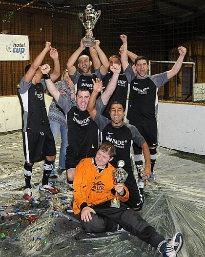 Hotelcup Sieger 2011: Team des Innside by Melia Hotel Frankfurt/M. mit Wanderpokal