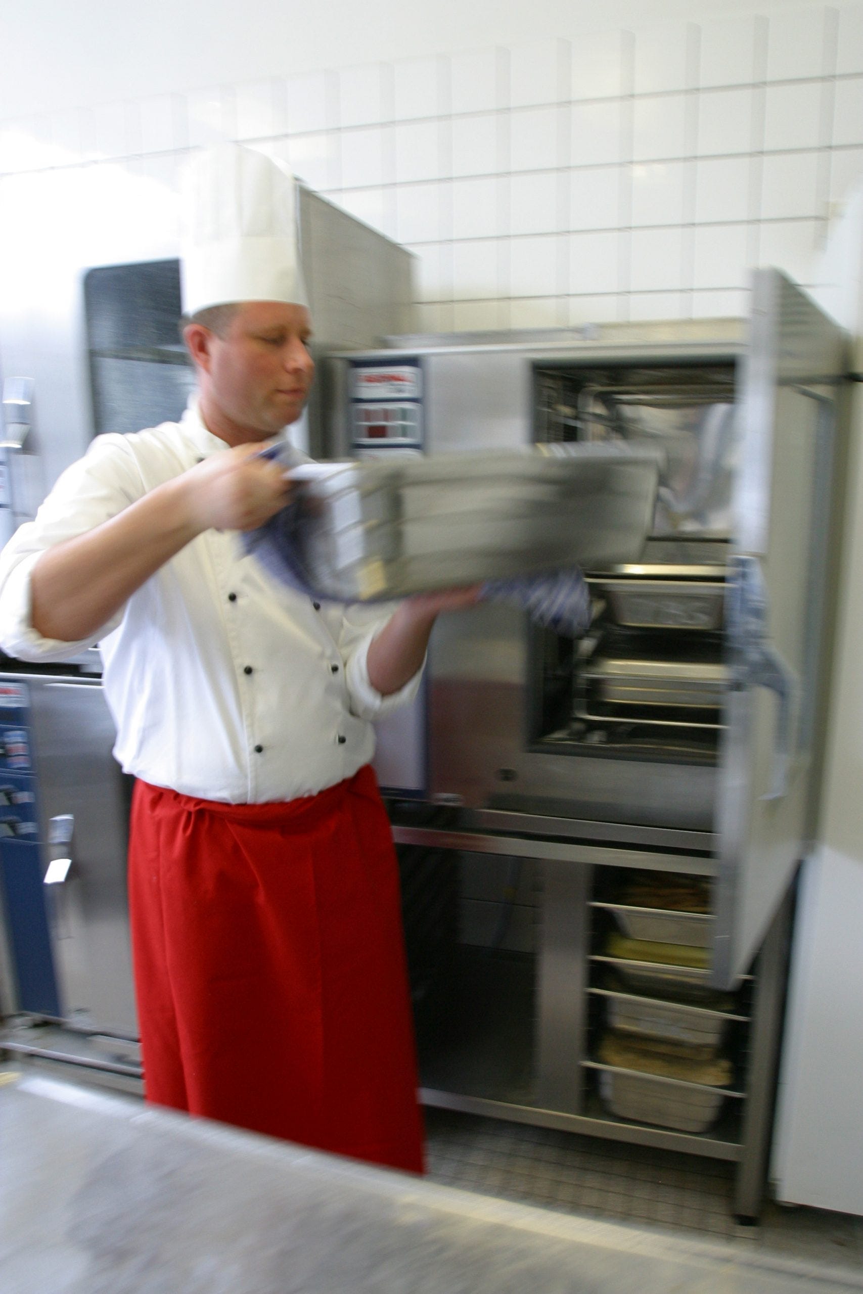 Neue Web-Dokumentation der BAuA zu Muskel-Skelett-Erkrankungen / Auch in der Gastronomie muss oft "mit voller Kraft" gearbeitet werden. Das Foto ist nur zur redaktionellen Nutzung bei Nennung der Quelle und des Urhebers für Beiträge, die auf die Webdokumentation "Mit voller Kraft?" hinweisen, freigegeben. Weiterer Text über ots und www.presseportal.de/nr/103969