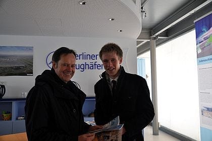 Erster Teilnehmer bei Steigenberger-"Stay": David Sudowé mit Henri Fritz, Direktor des InterCityHotel Berlin-Brandenburg Airport