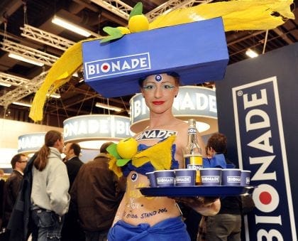 Wird Bionade wieder mit dieser stylisch gekleideten Dame mit dem "Fast nichts" um die Rundungen auf der Internorga da sein? (Foto: Romanus Fuhrmann/Hamburg Messe)