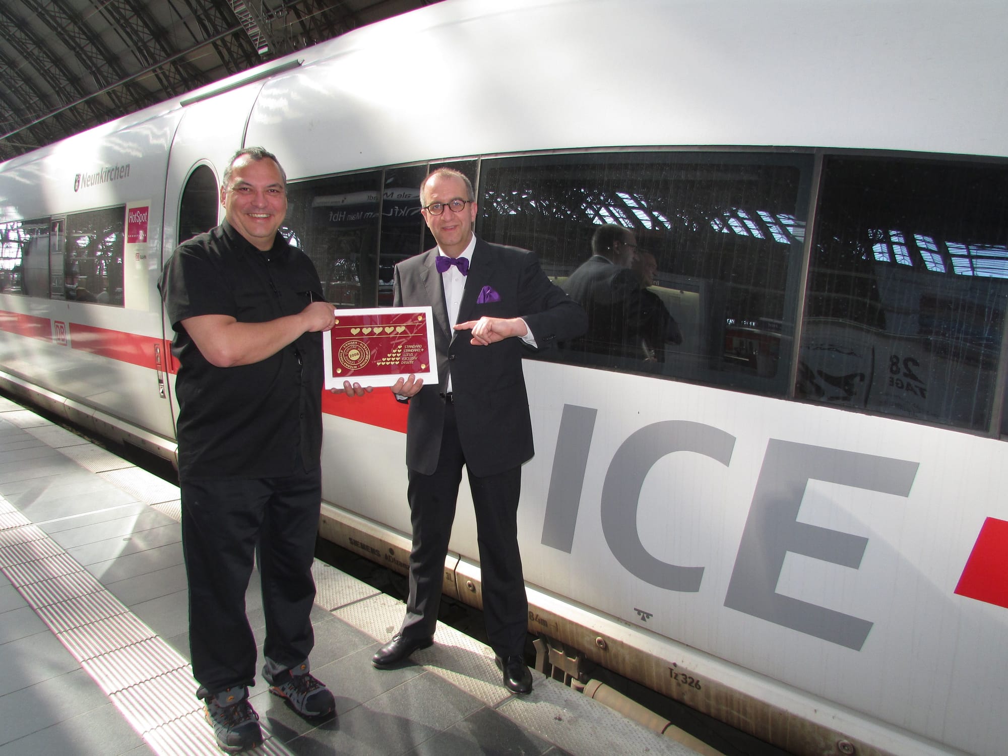 TV-Hotelchecker Ulrich Jander verleiht dem neuen „Event-Zug“ der Deutschen Bahn für Liebeshungrige nach seinem Hygiene-Check fünf „Swinger-Herzen“ (Foto mit begleitendem Fachjournalisten Carsten Hennig bei einem Stopp im Hauptbahnhof Frankfurt/Main)