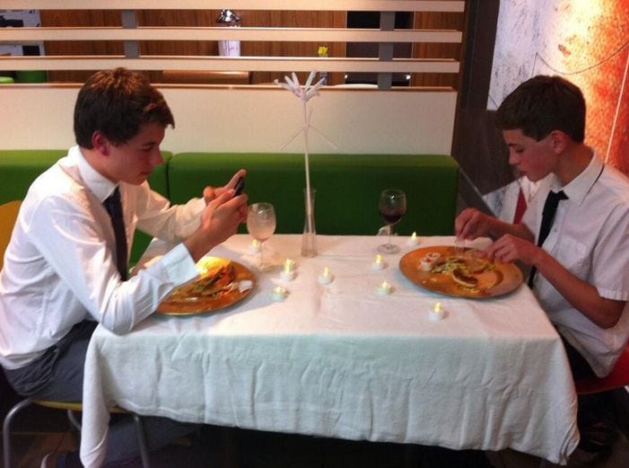 Selbst gestaltetes Candlelight Dinner bei McDonald's: William Peachey (@will_peachey) und sein Kumpel flogen dafür raus