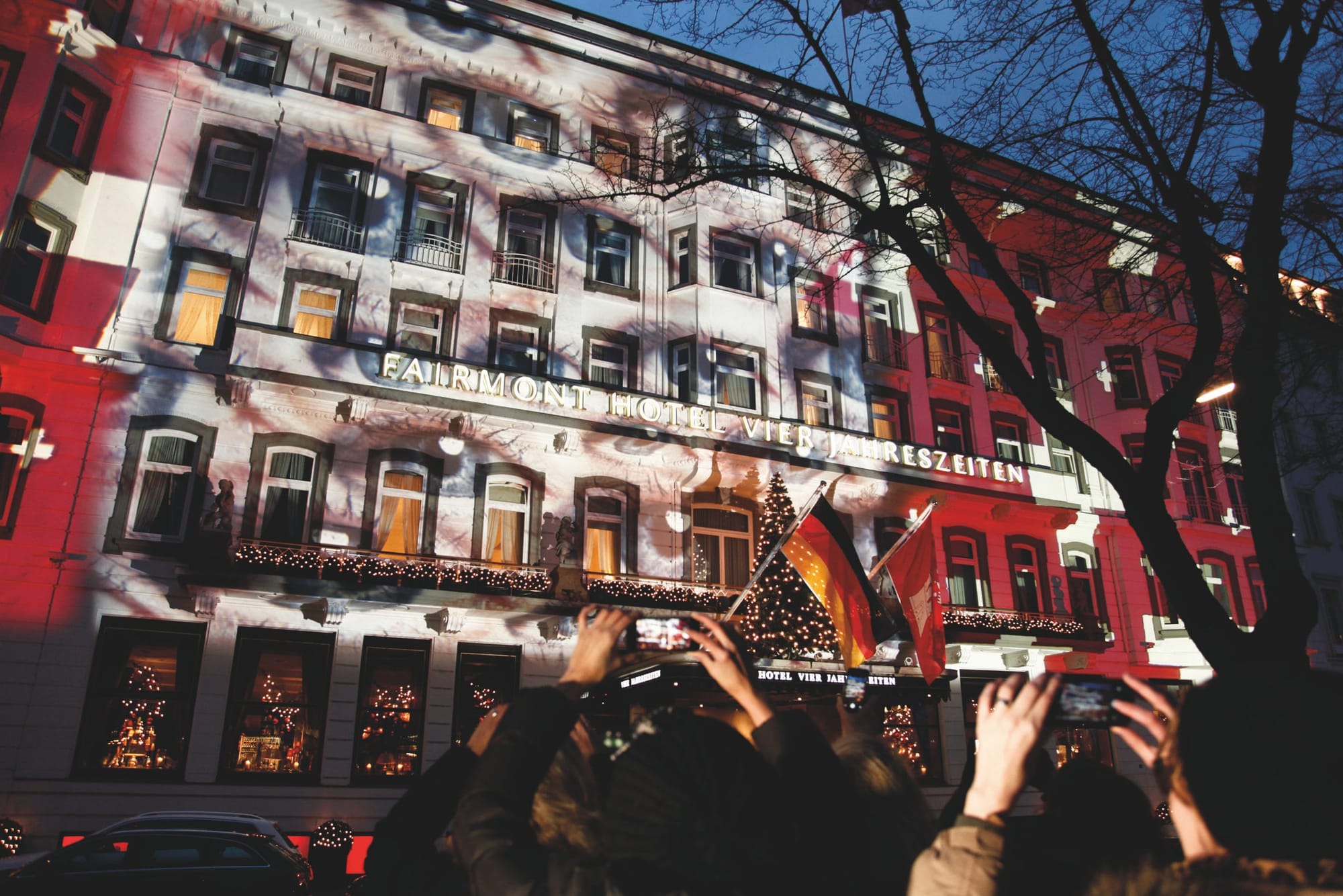 Spekakuläre Lichtinstallation am Fairmont Hotel Vier Jahreszeiten Hamburg - PR-Aktion von Swiss für mehr Achtsamkeit im Umgang miteinander