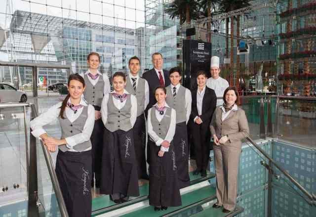 Neue Auszubildende im Kempinski Hotel Airport München: (von links untere Reihe) Lisa Zehetmeier, Katharina Pfeifer, Chiara la Grassa, Angela Heinisch, People Services Manager; (von links obere Reihe) Jana Hess, Edward Ribeiro Ryan, Marcus van der Wal, Hoteldirektor, Daniel Herkommer, Katharina Rankl, People Services Coodinator, Daniel Thalhammer