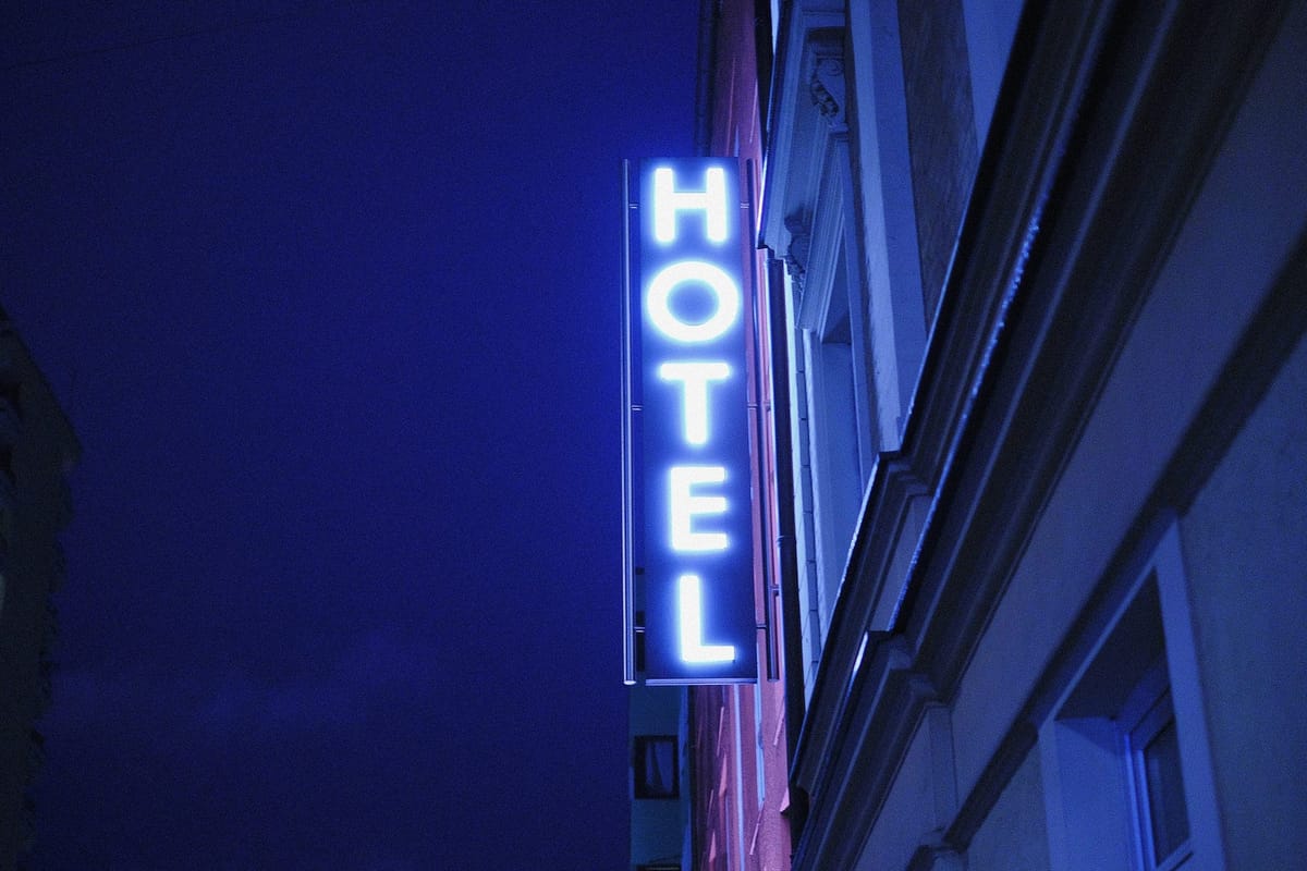 Kieler Woche: Hotelpreise in Kiel steigen um bis zu 185 Prozent – Hotelübernachtung bei Windjammerparade kostet mindestens 222 Euro – Zimmer in identischem Hotel bis zu 200 Prozent teurer – Warnemünder und Travemünder Woche: wenige Hotels, hohes