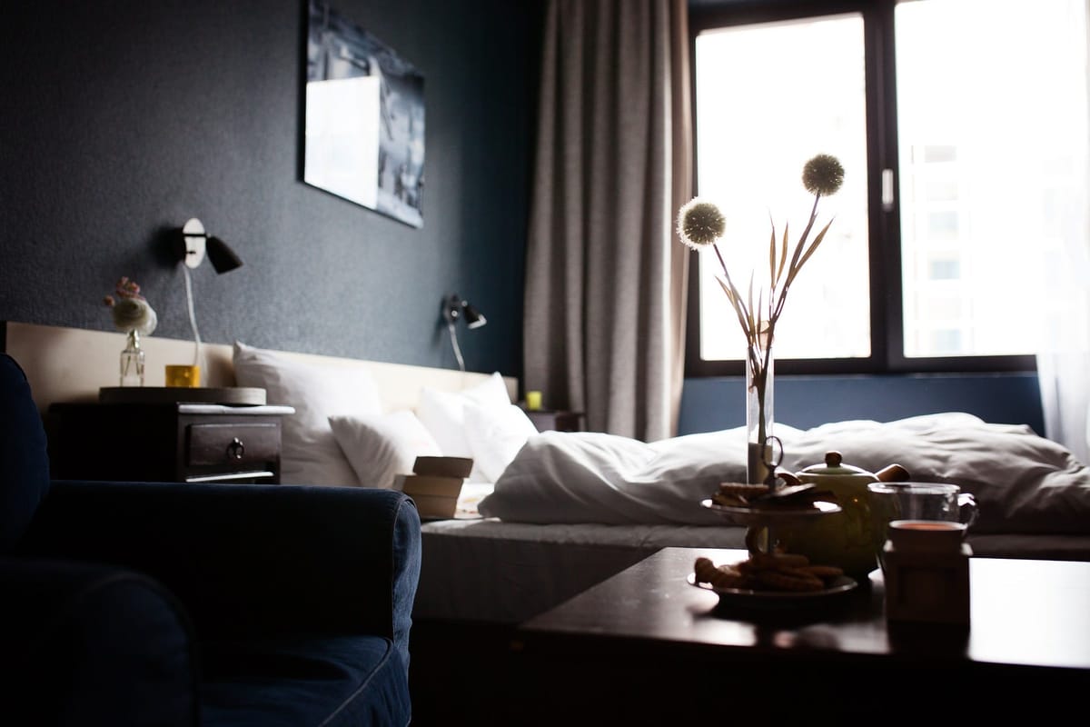 Anforderungen an Business-Hotels steigen: 90 Prozent der Führungskräfte wünschen sich Zimmer mit Büroausstattung – Ansprüche werden individueller