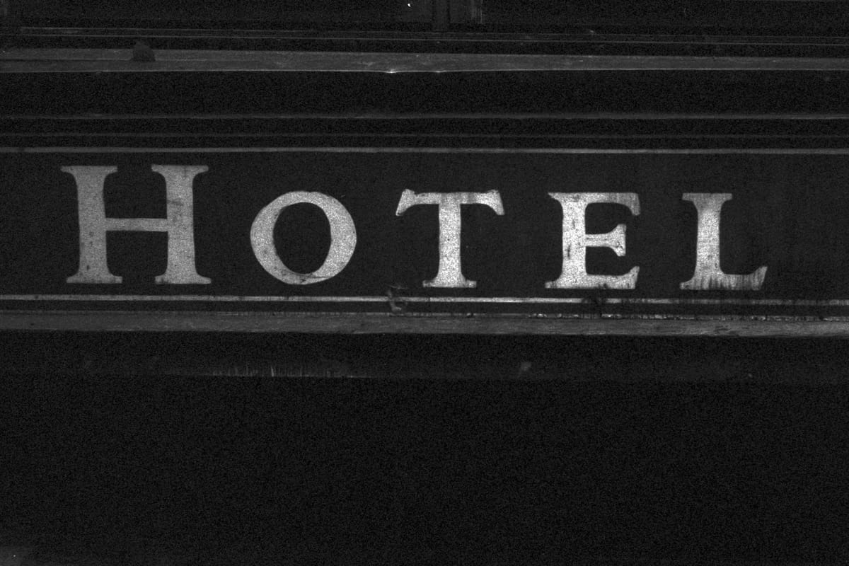 Rezeptionist mit Pistole bedroht: Raubüberfall im Privathotel Eggers in Hamburg