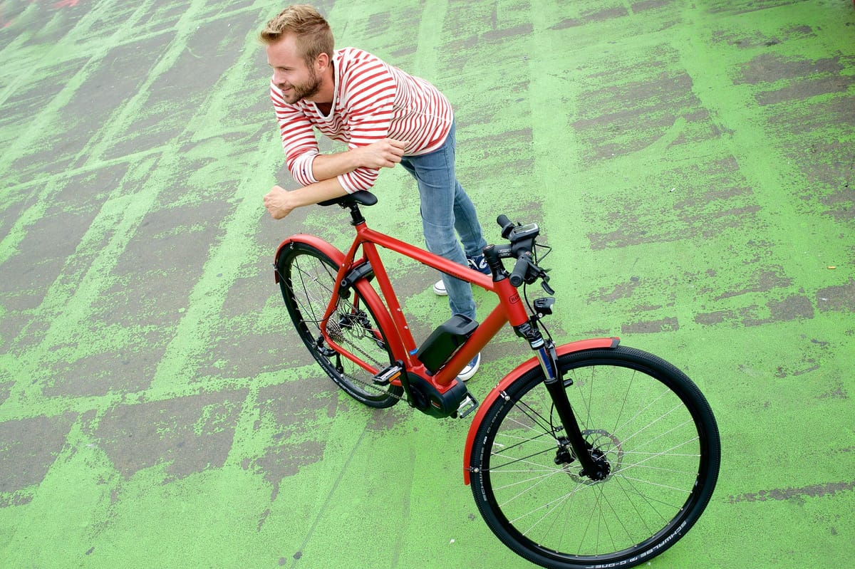 Wann kommt die Prämie für E-Bikes? Immer mehr Hotelgäste kommen per Rad – Nützlich: Aufsteller mit Warnhinweis zum Aufladen von Akkus