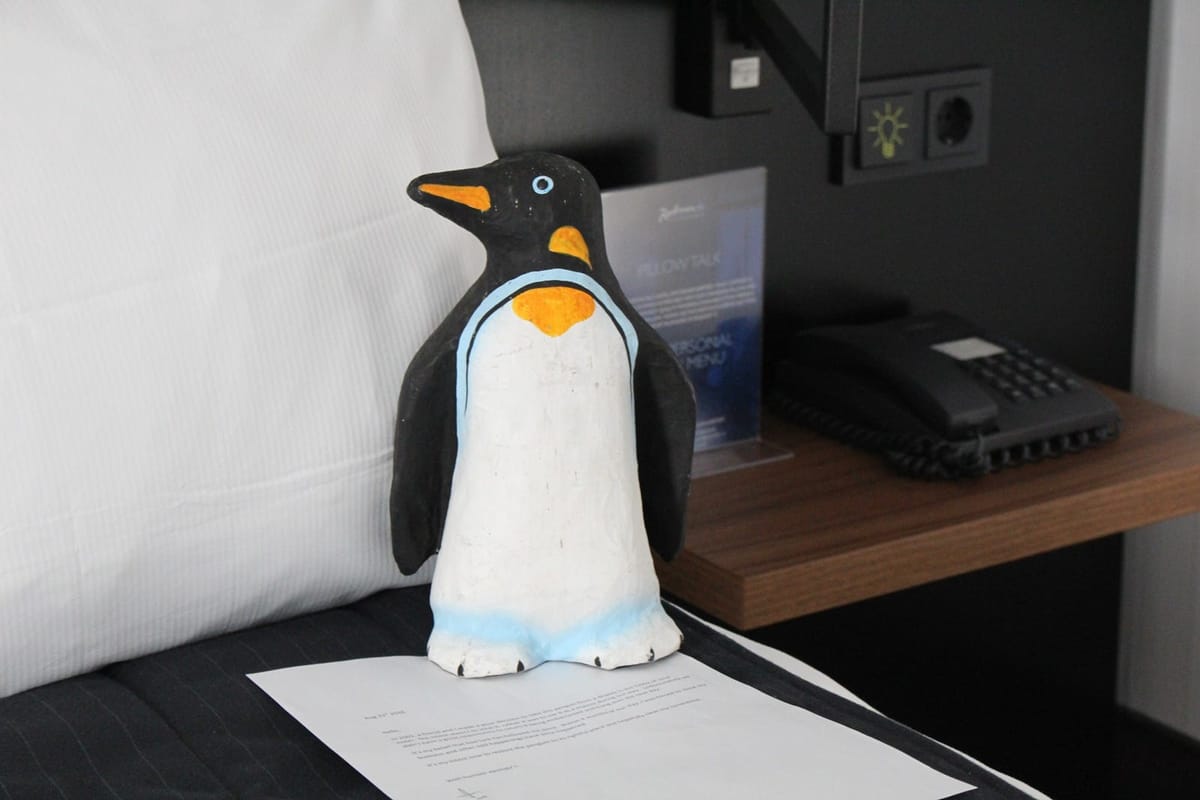 Kuriositäten aus dem Hotelalltag: Pinguin statt Bademantel