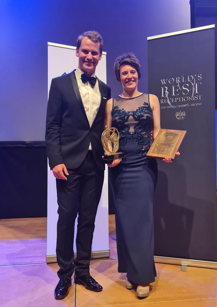 Die beste Rezeptionistin der Welt kommt aus Deutschland: Pia Zumkley aus dem Kempinski Hotel Berchtesgaden gewinnt den AICR World’s Best Receptionist 2022